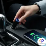 Mano conectando un cargador USB de carga rápida a la toma de corriente del coche, con un móvil mostrando el icono de carga rápida.
