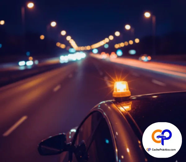 Baliza V16 de emergencia encendida sobre el techo de un coche moderno por la noche homologada y conectada a la DGT además de las cadenas de nieve